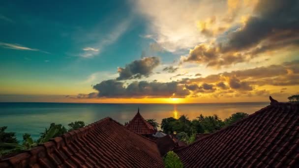 Střechy bungalovy a Indický oceán — Stock video