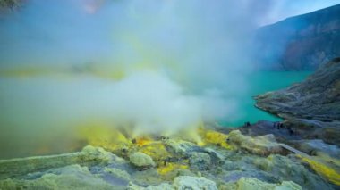 Ijen'de aktif bir yanardağ krater