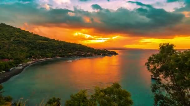 Puesta de sol en la playa de Jemeluk — Vídeos de Stock