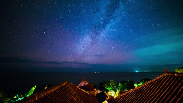 Vía Láctea sobre los techos de los bungalows — Vídeos de Stock