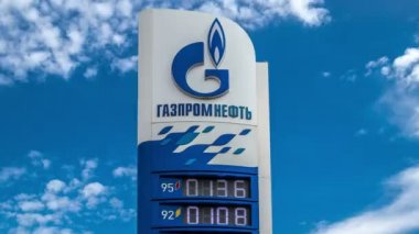 Benzin fiyatları ile yol billboard Gazpromneft