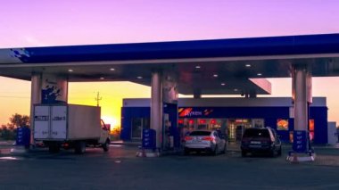 Araba benzin istasyonunda yakıt ikmali