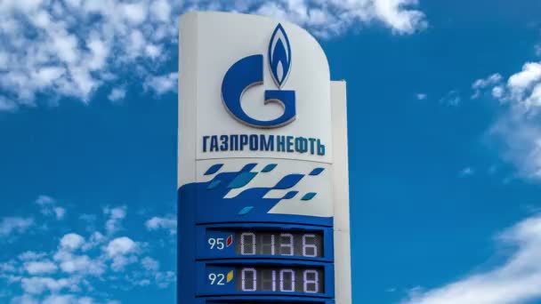 Дорожный щит "Газпромнефть" с ценами на бензин — стоковое видео