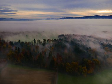 Sabahları dağlarla panoramik sisli manzara
