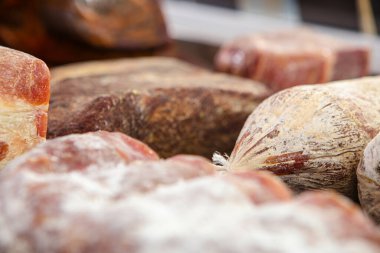 Kasapta taze çiğ et var.