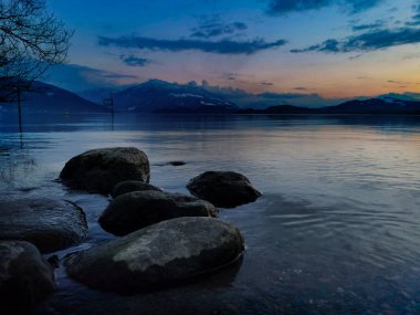 Rigi dağıyla Zug gölünde suda kayalar.