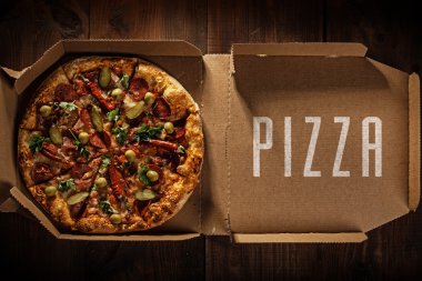 içinde teslimat pizza kutusu