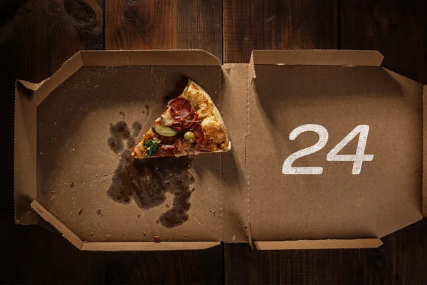 Pizza plátek 24 v v dodávce box — Stock fotografie