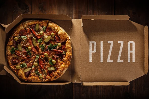 içinde teslimat pizza kutusu