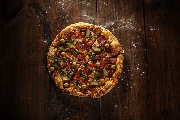 Läcker italiensk pizza serveras på träbord — Stockfoto