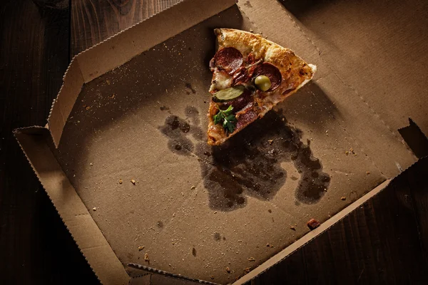 Pizza dilimi içinde teslimat kutusu