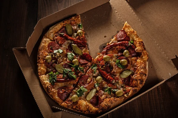 Pizza i i leveransen box — Stockfoto
