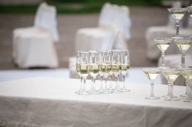 Büyük kayıt için masaya şampanya kadehleri.