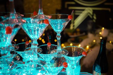 Mavi ışıklı kirazlı şampanya kulesi