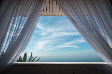 Pencereden mavi güzel denize ve Abhazya 'daki parlak gökyüzüne bak.