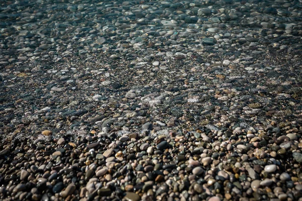 Μια Βραχώδης Ακτή Που Καλύπτεται Από Ένα Κύμα Καθαρού Νερού — Φωτογραφία Αρχείου