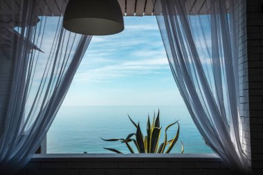 Pencereden mavi güzel denize ve Abhazya 'daki parlak gökyüzüne bak.