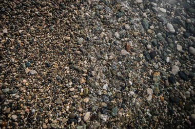 Deniz kıyısında parlak ve güzel taşlar