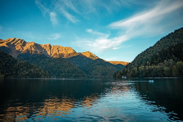 Hermoso Lago Montaña Con Reflejo Montañas Iluminadas Por Sol Poniente — Foto de Stock