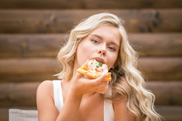 Menina Bonita Com Cabelo Ondulado Loiro Roupas Brancas Comendo Pizza — Fotografia de Stock
