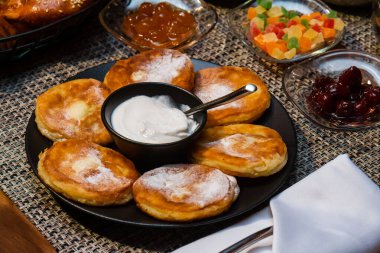 Kahvaltıda ekşi kremalı krep. Etrafı doğu tatlılarıyla çevrili.