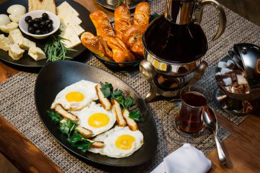 Çırpılmış yumurta, domuz yağı ve otla kahvaltı için güzel bir formda.