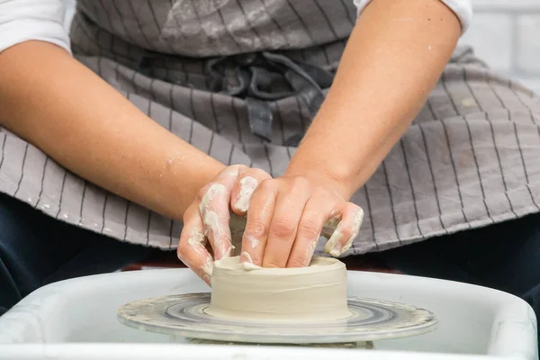 陶芸家の女性の手がろくろに土を彫る — ストック写真