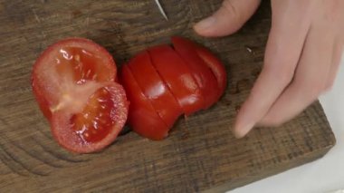 Domates salatası için doğrama