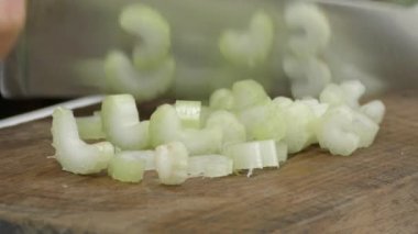 Kereviz salatası için doğrama