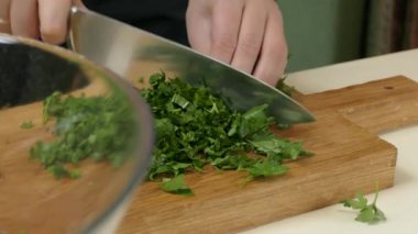 Maydanoz çorbası için doğrama