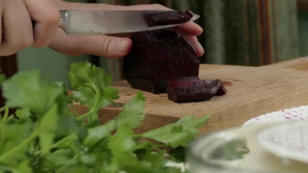 Corte de beterraba para salada — Vídeo de Stock