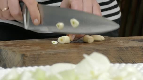 Σκόρδο για κοπή για το τηγάνισμα — Αρχείο Βίντεο