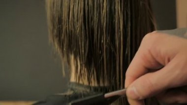 Ağır çekimde ustura ile bir saç kesimi yapıyor Kuaför