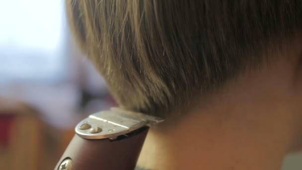 Barbier faire une coupe de cheveux avec tondeuse — Video