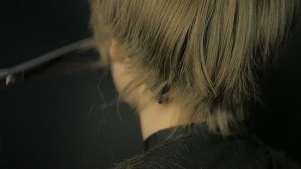 スローモーションでハサミで散髪をしている理容室 — ストック動画