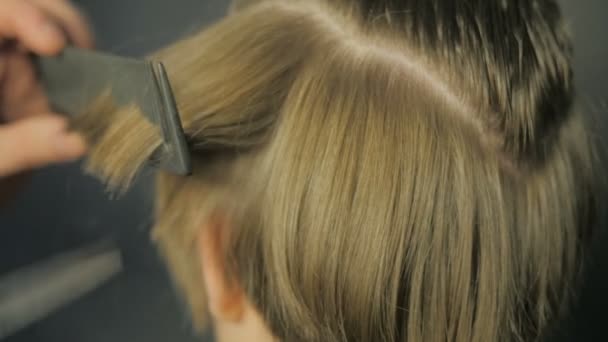 Barbier faire une coupe de cheveux avec des ciseaux — Video