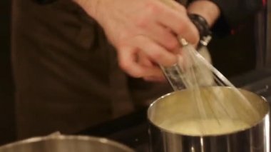 Şef sos çırpma teli ile yapar