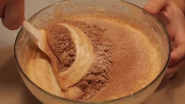 Ağır çekimde karıştırma kek hamuru
