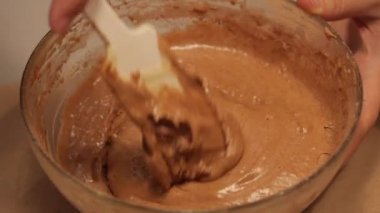 Yavaş çekimde bir çikolatalı pasta hamur karıştırma