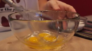 El mikseri yavaş hareket ile bir kase içinde bir yumurta yatıyor