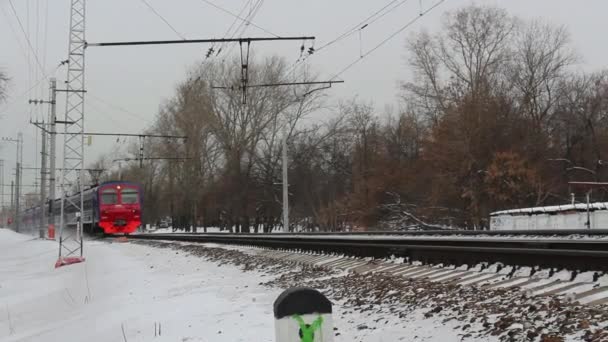 Trem suburbano russo em um inverno Moscou — Vídeo de Stock