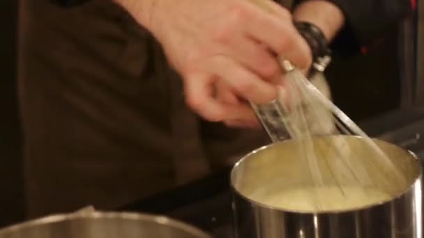 El chef hace la salsa con batidor — Vídeos de Stock
