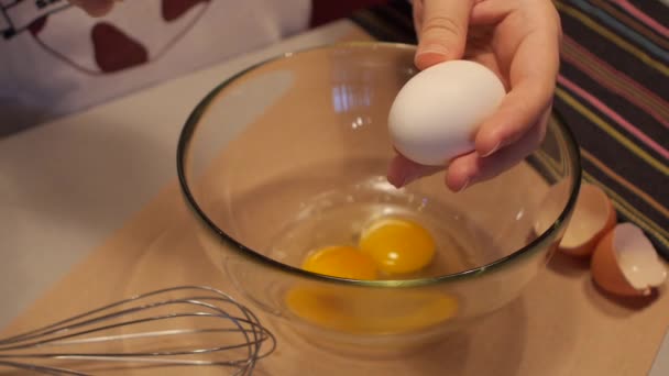 In Zeitlupe ein Ei in eine Schüssel brechen — Stockvideo