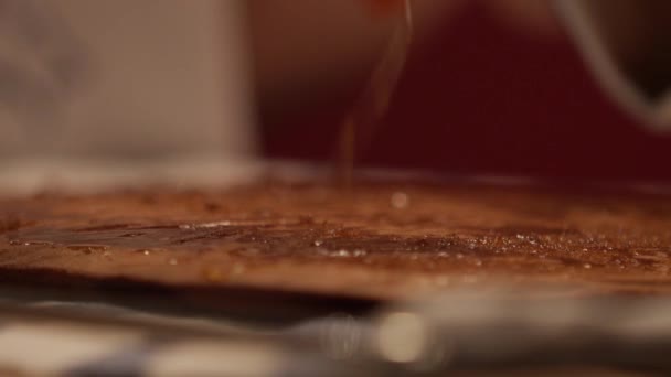 Imprégnation de gâteau avec brosse en silicium gros plan au ralenti 