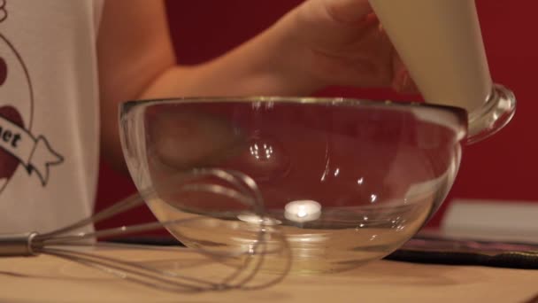 Вливание сливок в миску в замедленной съемке — стоковое видео
