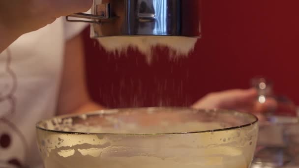 Espolvorear una harina en un tazón en cámara lenta — Vídeos de Stock