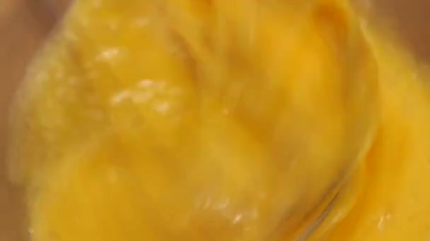 Emballage d'œufs dans un bol avec mélangeur à main slow-mo 2 