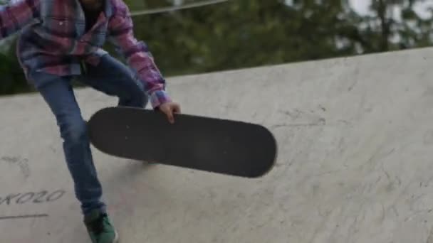 Chlapec na skateboard rampa v Moskvě — Stock video