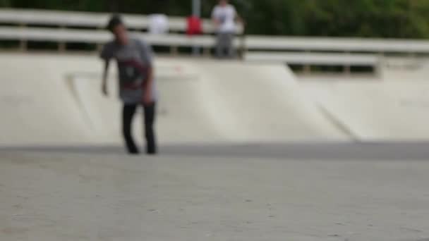 Failed skateboard stunt — Stock Video