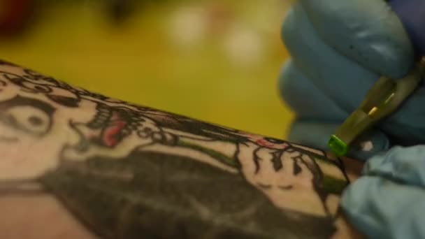 Tetovací umělec při práci v detail